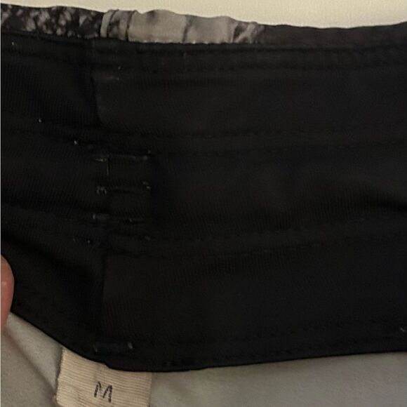 Lululemon Men’s Assert Short 9" Aerial Ice Black and White Size Medium - Picture 11 of 14